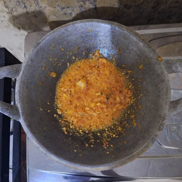 Tumis bumbu halus sampai harum. Masukkan saus tiram, saus tomat, saus sambal, kecap, garam, lada bubuk, dan gula. Kemudian, tambahkan air secukupnya.