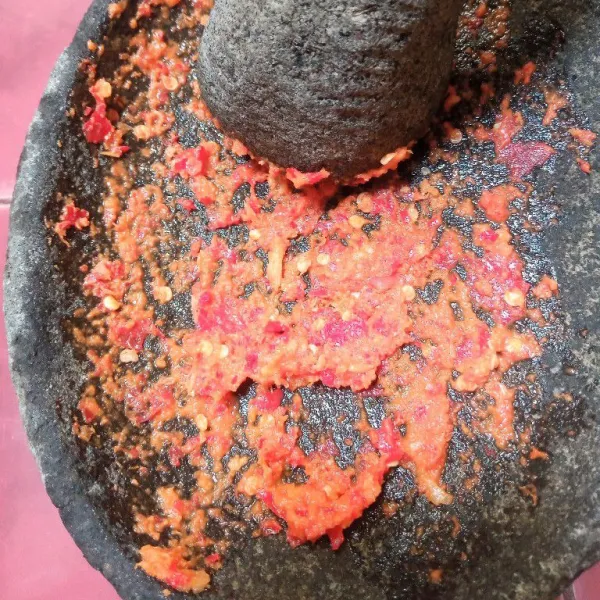 Haluskan bumbu-bumbu.
