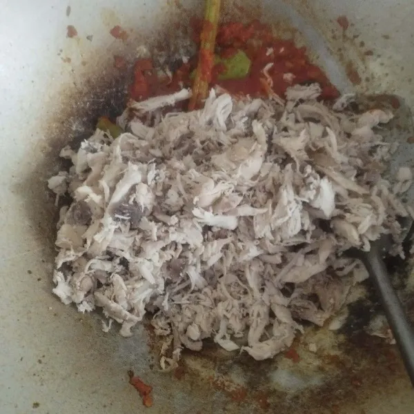 Masukkan suwiran ayam, aduk rata. Beri seasoning.