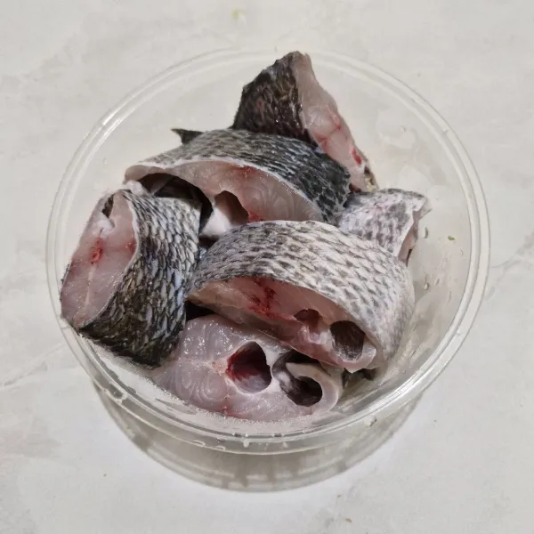 Potong ikan menjadi beberapa bagian.