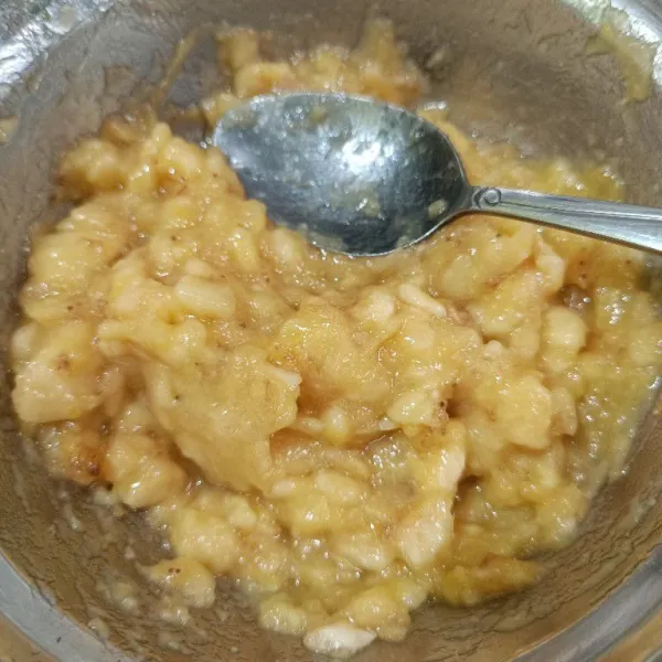 Kupas pisang dan haluskan