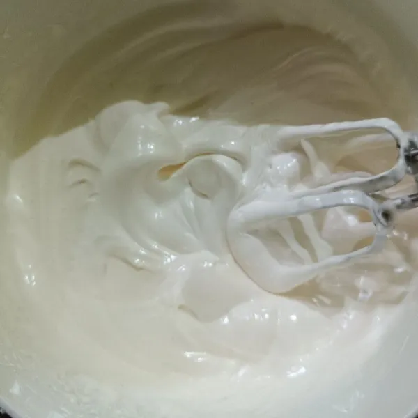 Mixer dengan kecepatan tinggi telur, gula, SP dan Vanilli bubuk hingga kental berjejak, matikan mixer