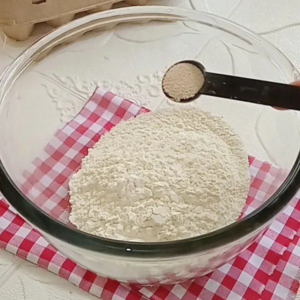 Campur tepung terigu dan ragi instan, aduk rata.
