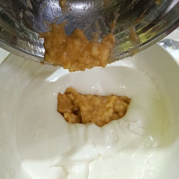 Masukkan pisang, aduk dengan spatula