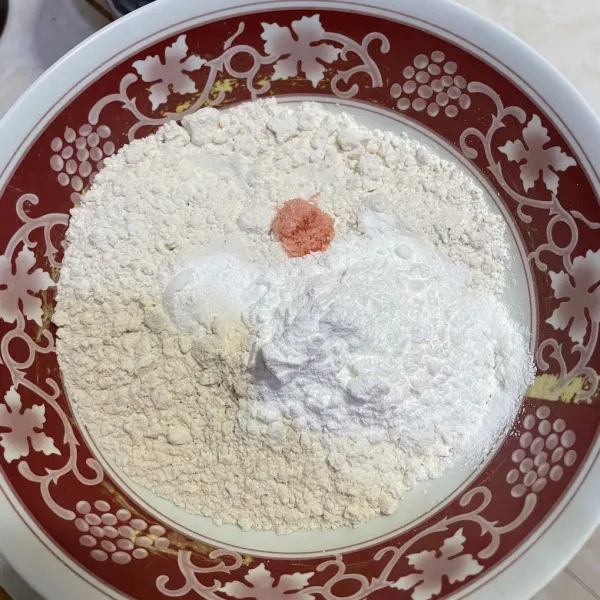 Campur terigu, tepung maizena, baking powder, dan garam dalam mangkuk, aduk rata. Sisihkan.