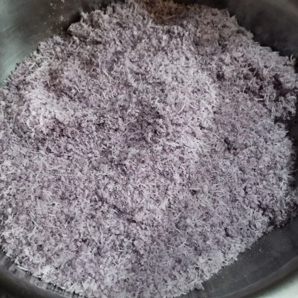 Aduk merata, aduk pelan - pelan saja sampai tercampur rata.