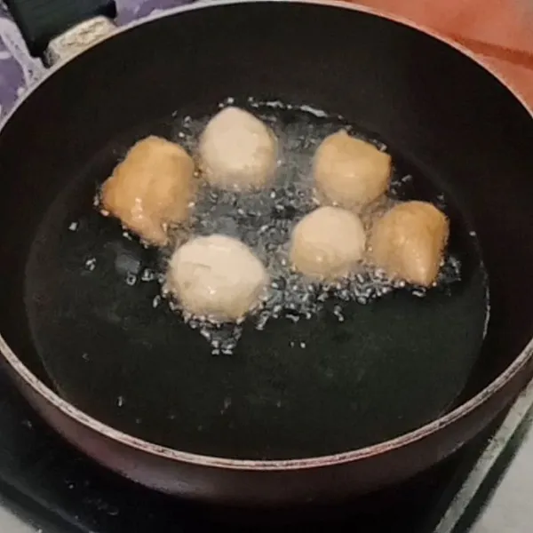 Goreng hingga berwarna coklat keemasan.