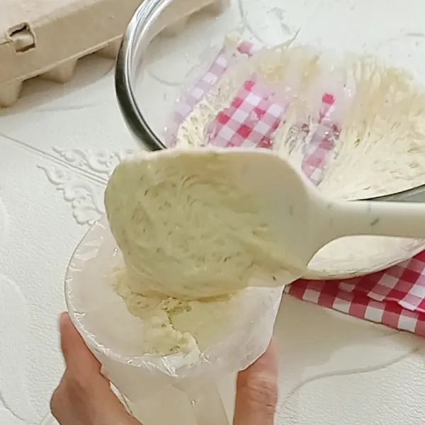 Masukkan adonan ke dalam plastik segitiga.