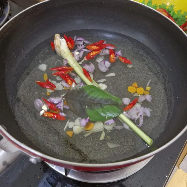Masukkan bawang putih, bawang merah, kunyit, cabe keriting, serai dan daun salam ke dalam air sampai mendidih.