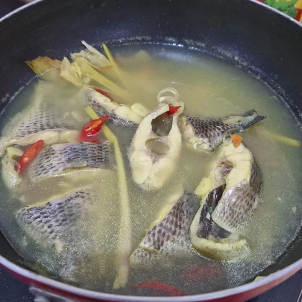 Masukkan ikan, garam, dan kaldu jamur.