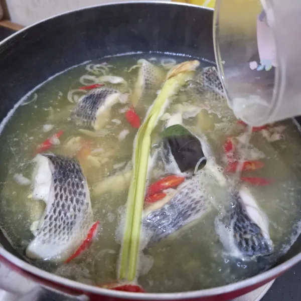 Masukkan perasan jeruk nipis dan masak hingga matang.