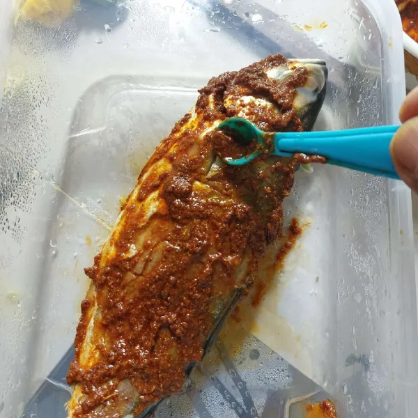 Baluri ikan dengan bumbu, diamkan minimal 3 jam