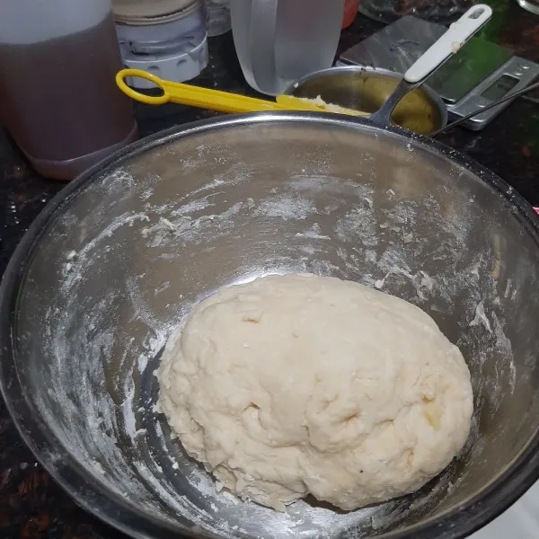 Campur semua bahan basah, kemudian campurkan ke campuran tepung dan garam. Aduk dengan spatula hingga tercampur lalu adon dengan tangan hingga kalis, jika masih lengket tambahkan sedikit demi sedikit 1 sdm tepung tersisa.tutup adonan dan proofing 50 menit atau hingga mengembang 2x lipat