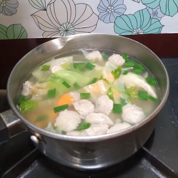 Tambahkan garam halus. Masak hingga kuah mendidih kembali. Tes rasa dulu sebelum diangkat.