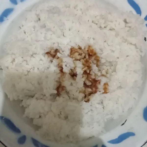 Campurkan nasi hangat dengan bumbu nasi uduk dan aduk rata.