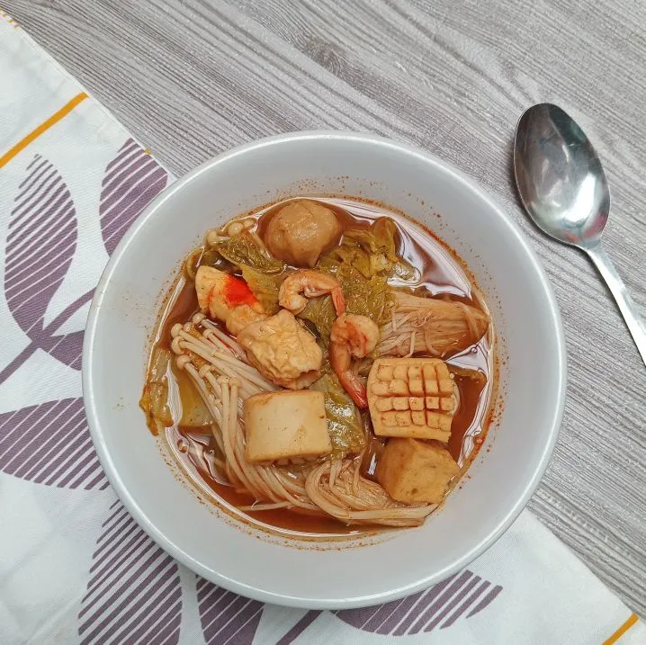 Proses pembuatan Tom Yum Goong dengan mi basah yang praktis dan mudah