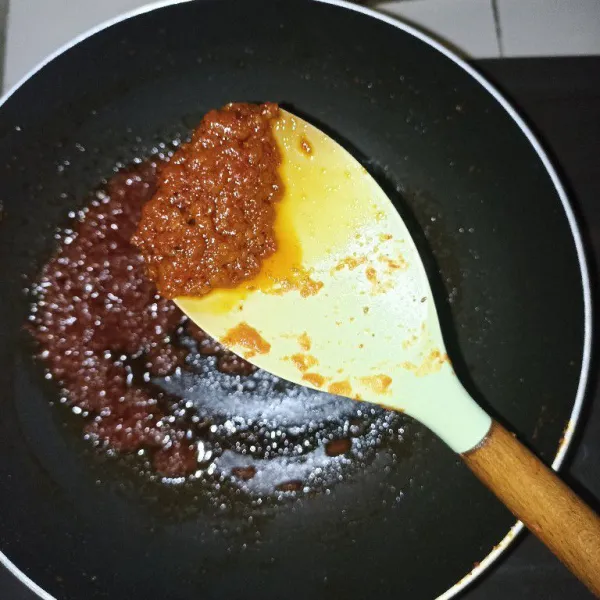 Tumis sambal sampai harum, berubah warna dan matang. Angkat.