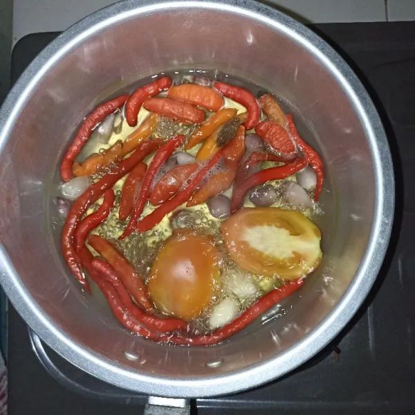 Rebus cabe, bawang dan tomatnya. Angkat dan tiriskan.