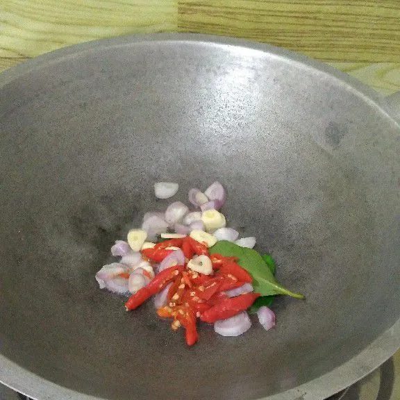 Tumis bawang putih, bawang merah, cabe rawit, daun salam, daun jeruk.