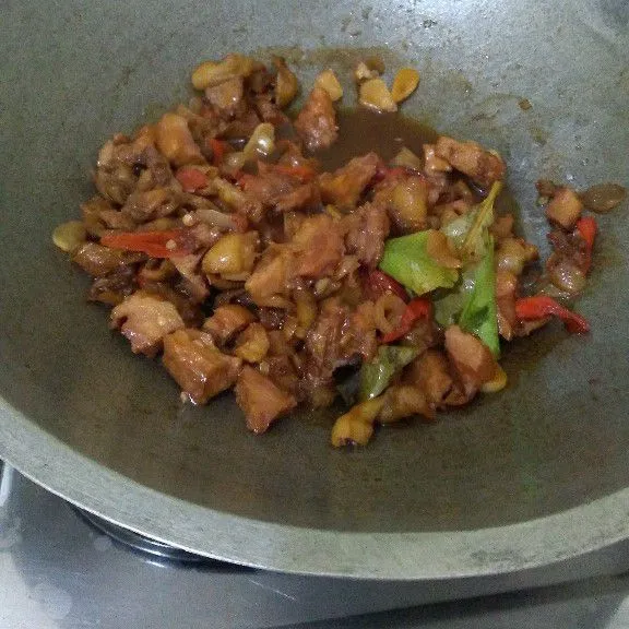 Aduk sampai semua bumbu tercampur. Masak sampai air sedikit menyusut lalu angkat.