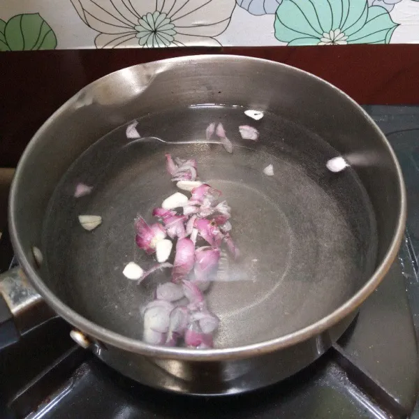 Rebus air dengan irisan bawang merah dan bawang putih. Masak hingga mendidih.