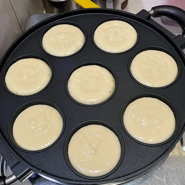 Panaskan snack maker atau cetakan kue pukis jika ada. Oles dengan margarin. Tuang secukupnya adonan ke dalam cetakan, lalu tutup. Setelah 1/2 matang, taburi keju, lanjut memanggang sampai matang.