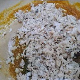 Kemudian, masukkan ikan yg telah disuwir-suwir. Aduk hingga rata.