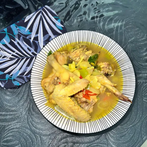 Ayam kuah beningya siap dinikmati.
