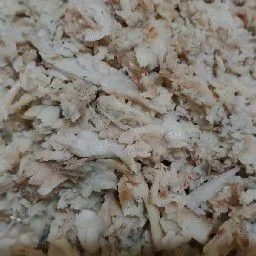 Setelah ikan matang, pisahkan daging dengan tulangnya, lalu suwir-suwir dagingnya.