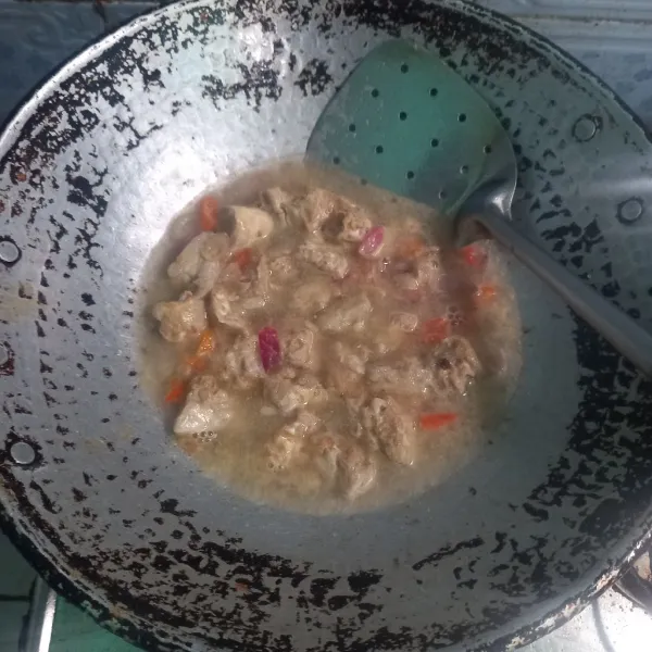 Masukkan tempe, tambahkan air, garam, dan gula.