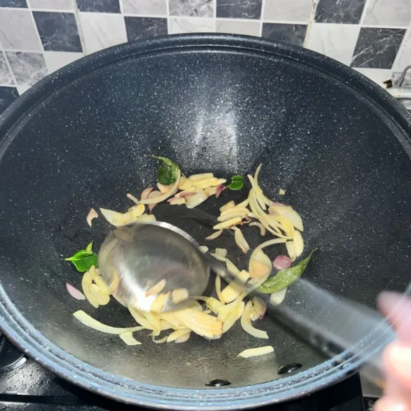 Tumis semua bawang yang sudah di iris tadi.