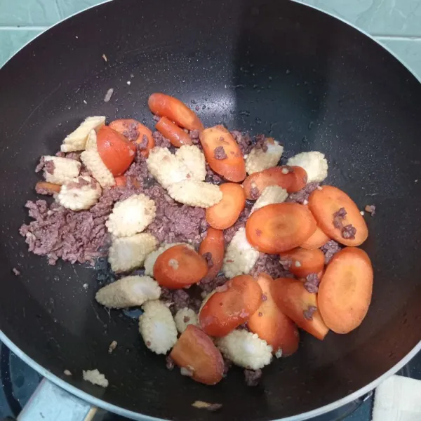 Masukkan wortel dan putren, tumis sampai ½ layu.