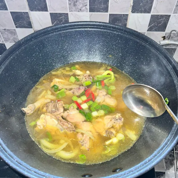 Terakhir masukkan bubuk kunyit secukupnya, aduk hingga semua bahan menyerap ke ayamnya.