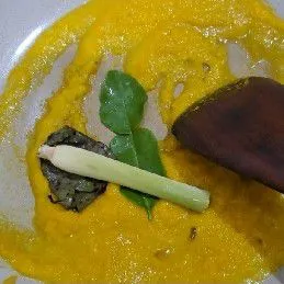 Selanjutnya, tumis bumbu yg telah dihaluskan tadi dan tambahkan 1 lembar daun jeruk, 1 lembar daun salam, dan 1 batang serai hingga harum.