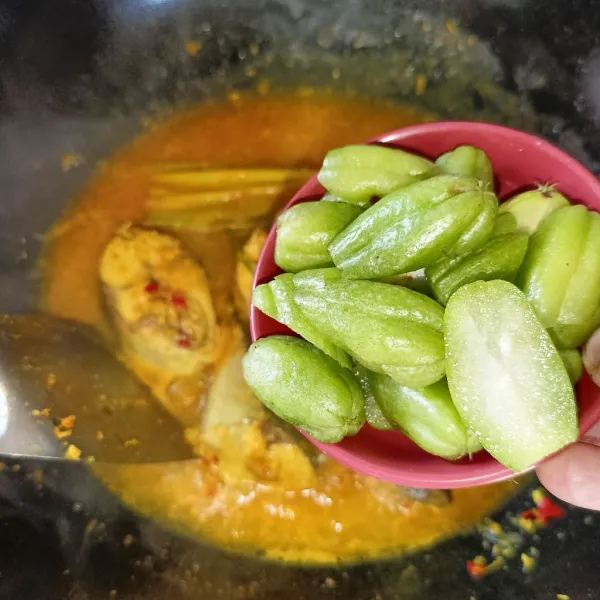 Tambahkan irisan belimbing wuluh dan masak sampai ikan matang.