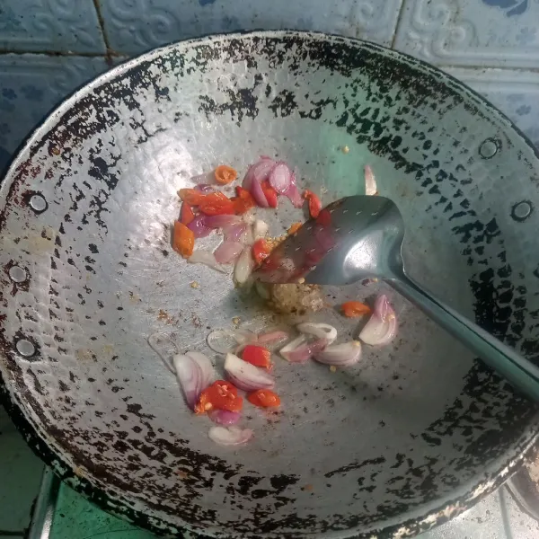 Tumis bawang merah dan cabe rawit.