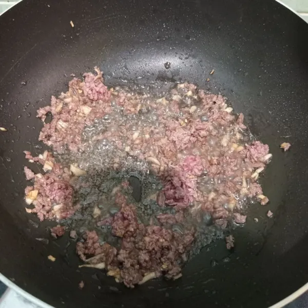 Masukkan daging cincang, tumis sampai berubah warna.