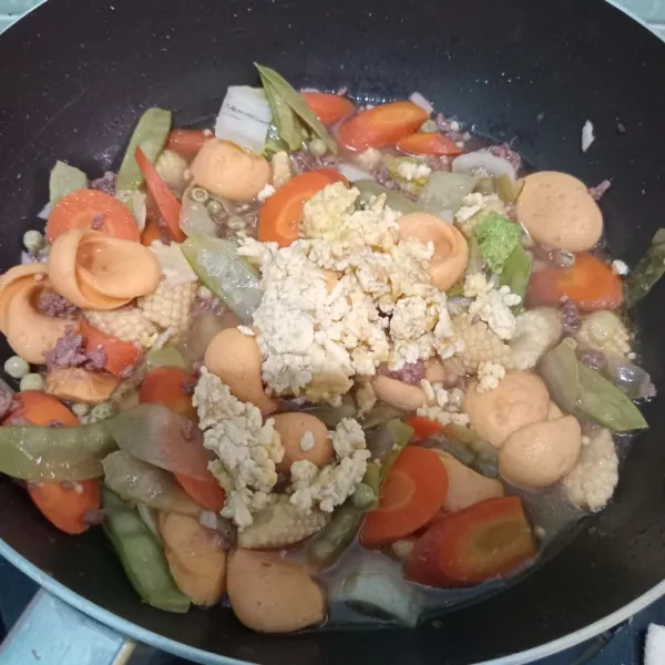 Setelah semua sayuran layu, masukkan telur orak-arik. Koreksi rasa.