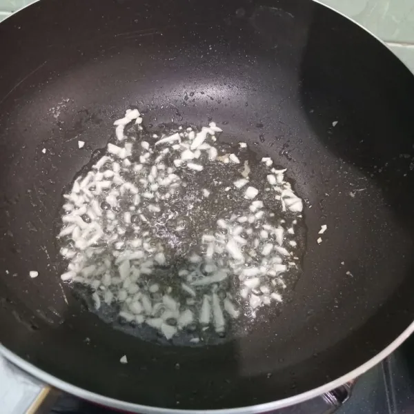 Tumis bawang cincang sampai wangi.