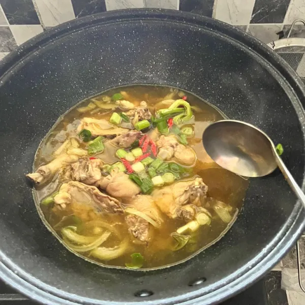 Tambahkan air, lalu masukkan ayam yang sudah direbus tadi. Dan masukkan daun bawang, cabe dan tomat. Tambahkan garam, kaldu jamur, saus inggris. Tunggu hingga matang.