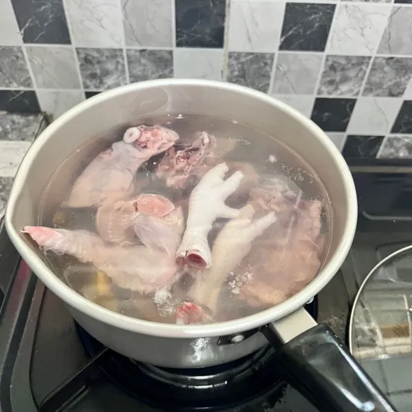 Rebus ayan terlebih dahulu untuk membuang kotorannya, air rebusannya jangan dibuang untuk kaldu kuahnya.