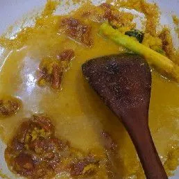 Setelah itu, tambahkan gula merah, garam, lengkuas bubuk, jinten bubuk, dan air. Aduk-aduk hingga rata dan gula larut.