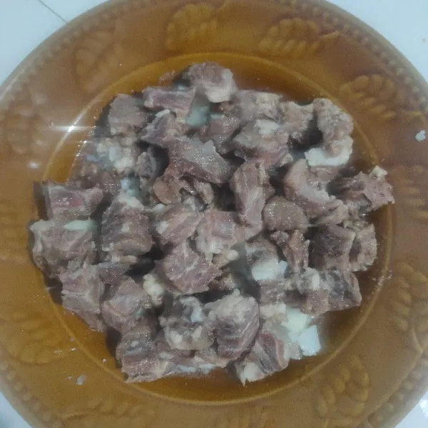 Cuci bersih daging, rebus setengah matang. setelah dingin potong dadu