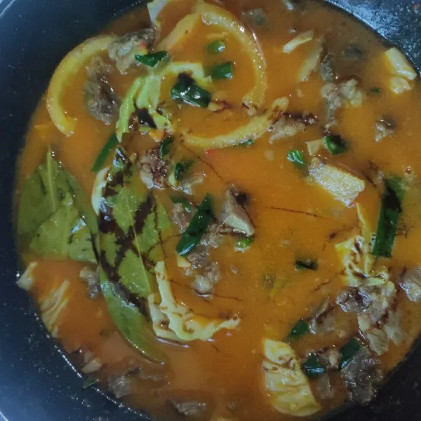Tambahkan air, kaldu bubuk, gula dan kecap. masak sampai semua bahan matang dan bumbu meresap. sajikan