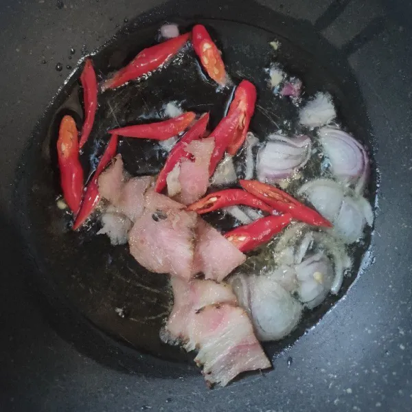 Tumis bahan bumbu iris setengah layu