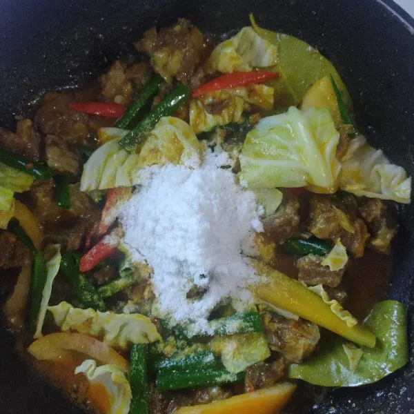 Masukkan kol, daun bawang dan tomat, aduk. tambahkan santan instan, aduk merata