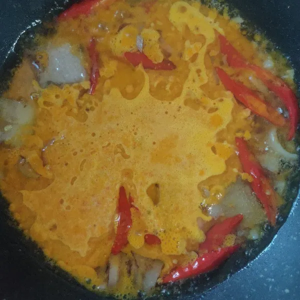 Masukkan bumbu halus. masak sampai semua bahan matang