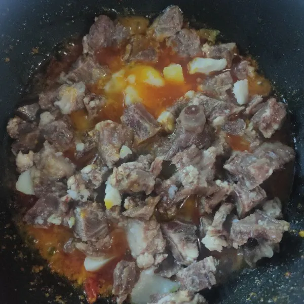 Masukkan daun salam, serai dan daging, aduk. masak sebentar