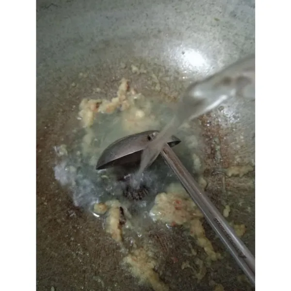 Tumis sampai harum lalu tuang air