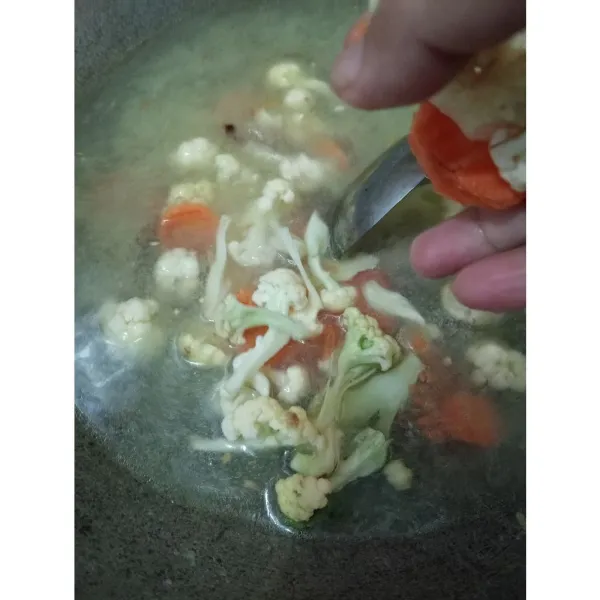 Masukan wortel dan brokoli masak sampai wortelnya empuk